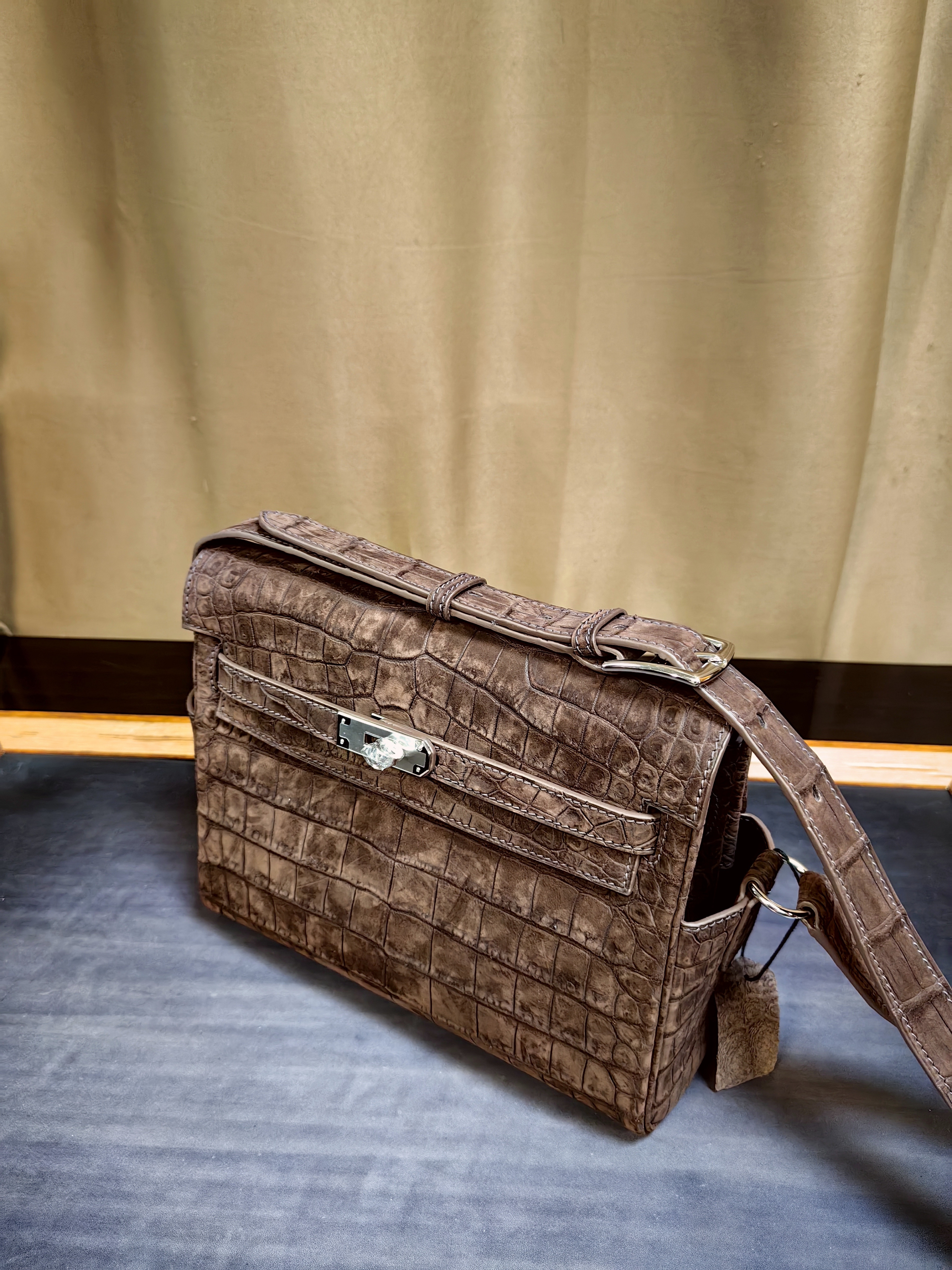 Hermès Kelly Pochette clutch bag in Gris Elephant matte alligator or crocodile leather with palladium hardware.