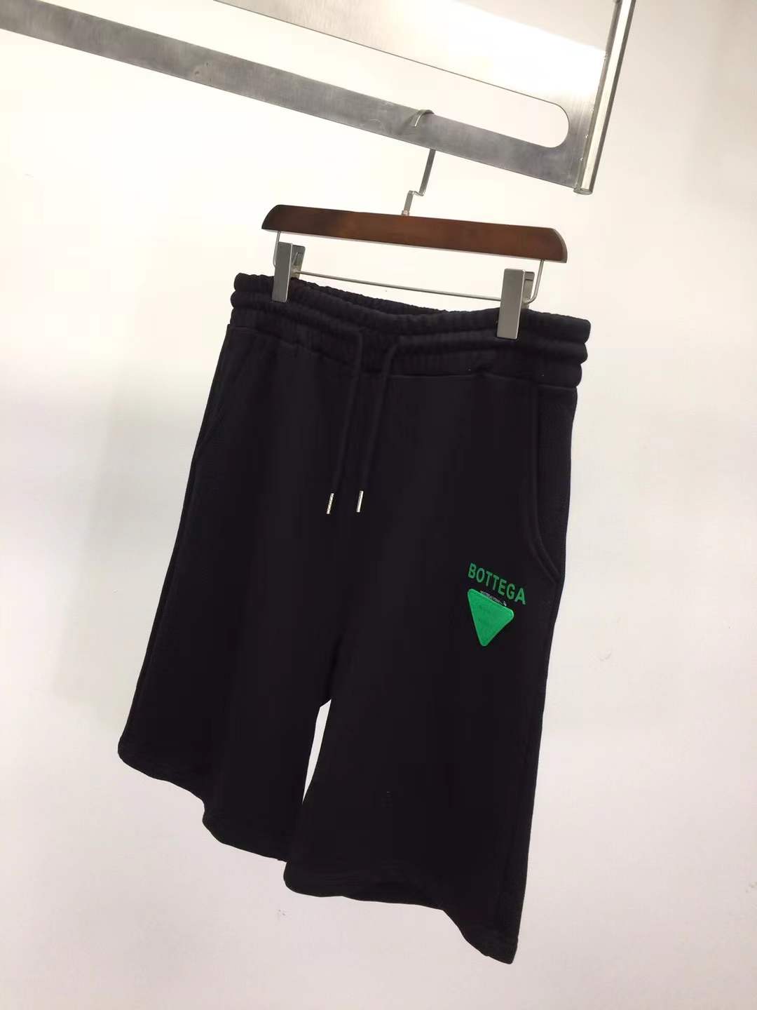 Bottega Veneta black cotton jersey drawstring shorts.