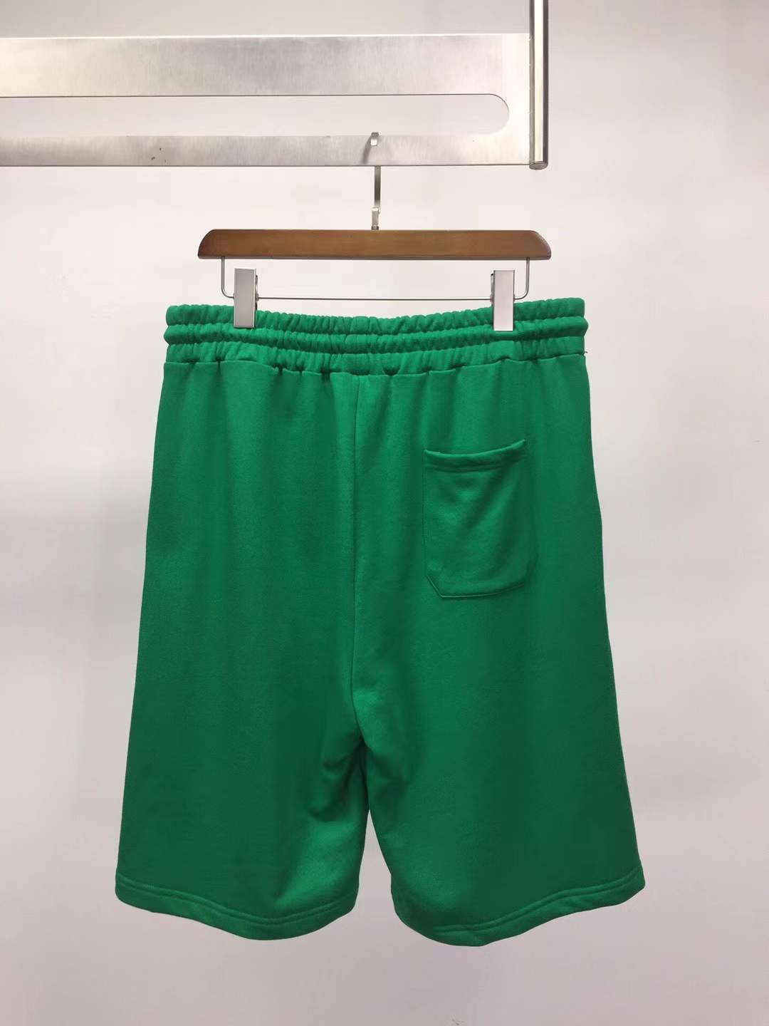 Bottega Veneta green cotton jersey drawstring shorts.