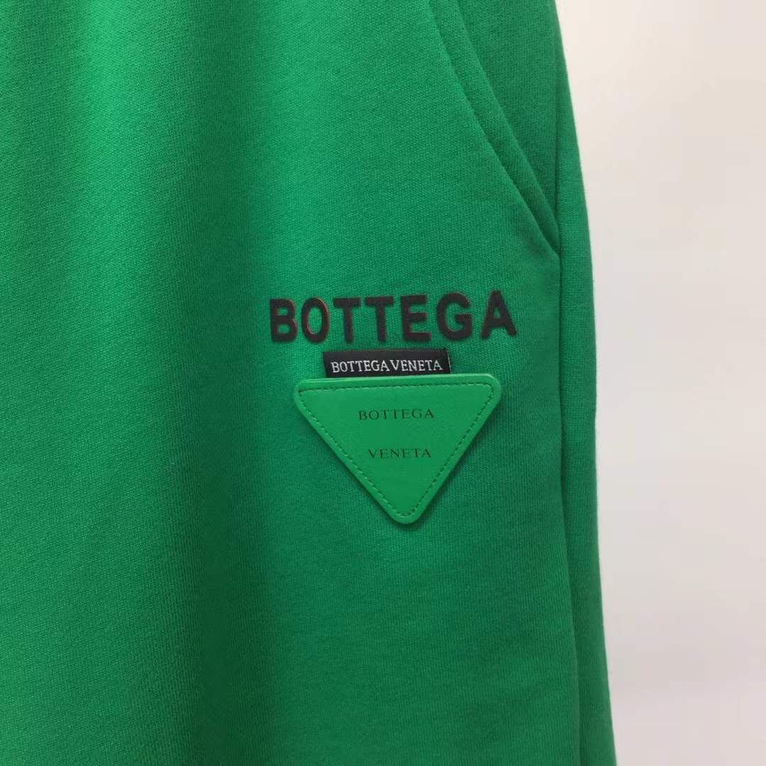 Bottega Veneta green cotton jersey drawstring shorts.