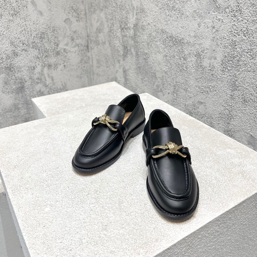 Bottega Veneta Astaire loafers Black calfskin leather with a silver-tone metallic knot detail.