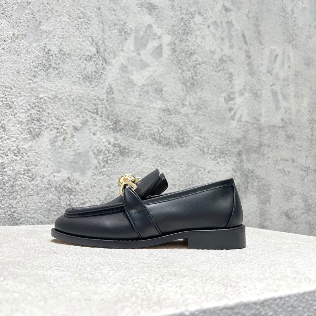 Bottega Veneta Astaire loafers Black calfskin leather with a silver-tone metallic knot detail.
