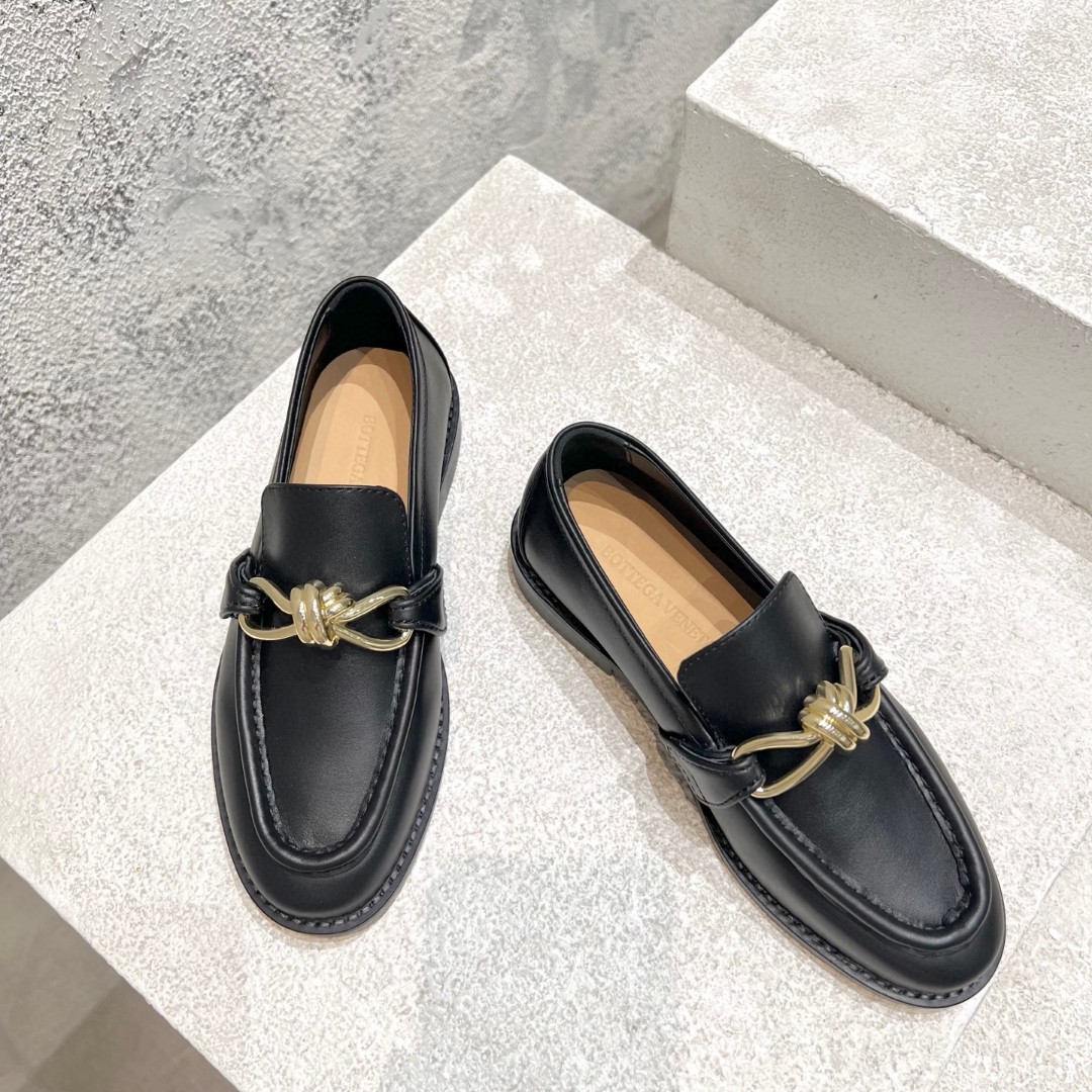 Bottega Veneta Astaire loafers Black calfskin leather with a silver-tone metallic knot detail.