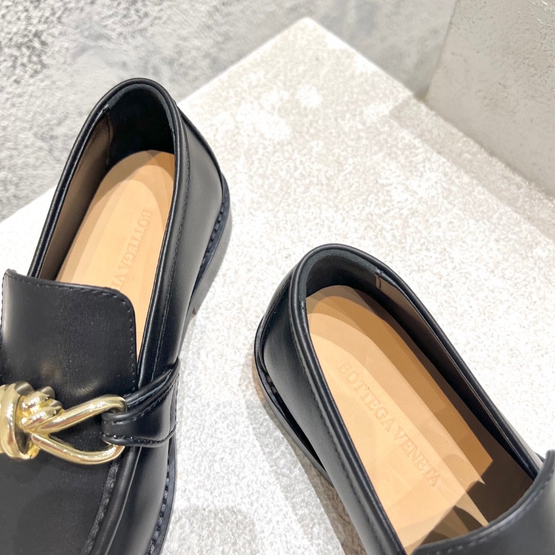 Bottega Veneta Astaire loafers Black calfskin leather with a silver-tone metallic knot detail.