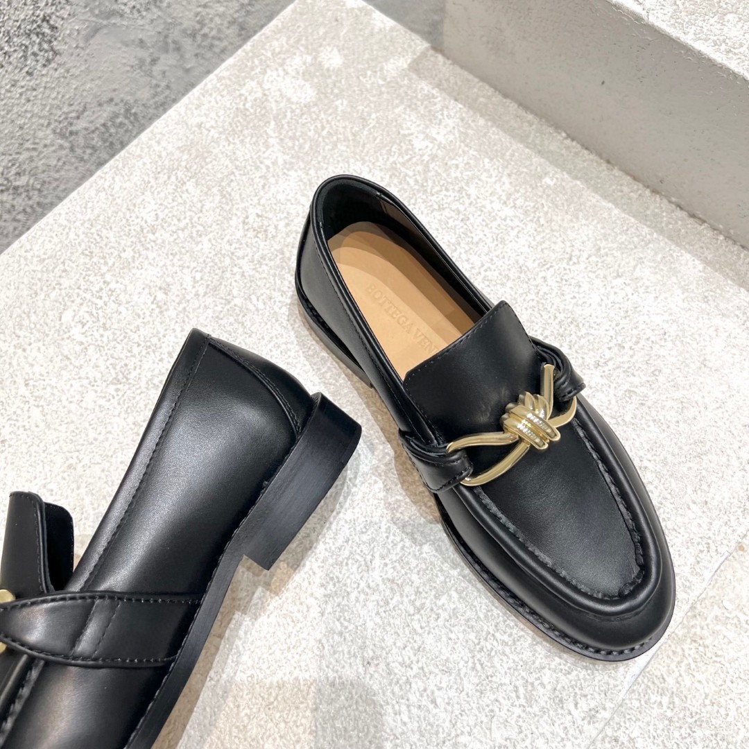 Bottega Veneta Astaire loafers Black calfskin leather with a silver-tone metallic knot detail.
