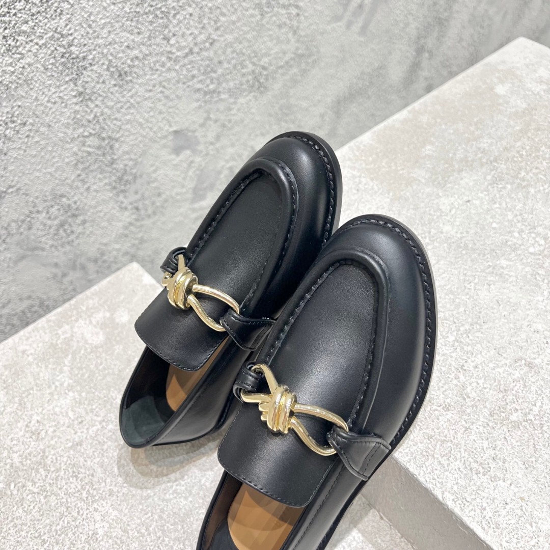 Bottega Veneta Astaire loafers Black calfskin leather with a silver-tone metallic knot detail.