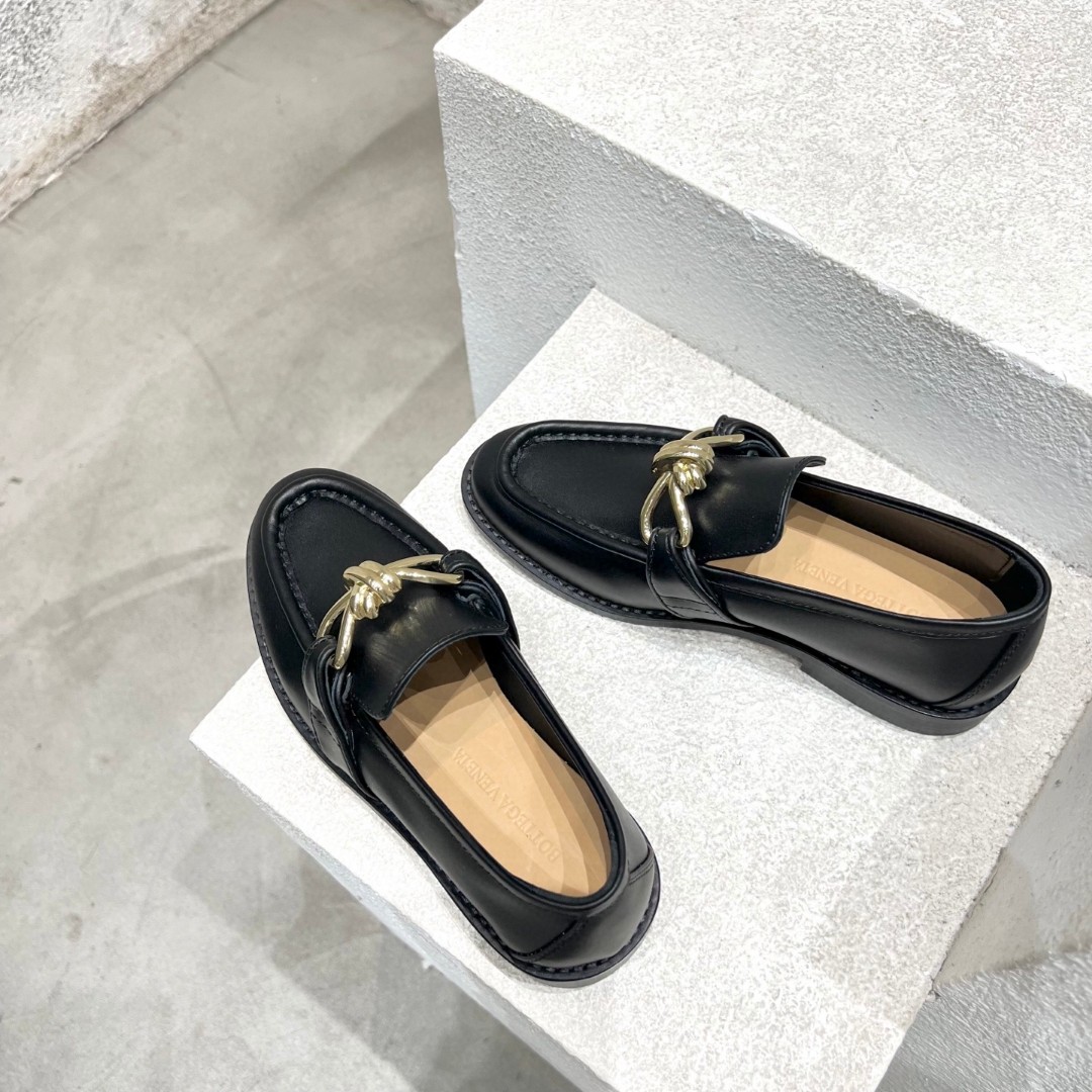 Bottega Veneta Astaire loafers Black calfskin leather with a silver-tone metallic knot detail.