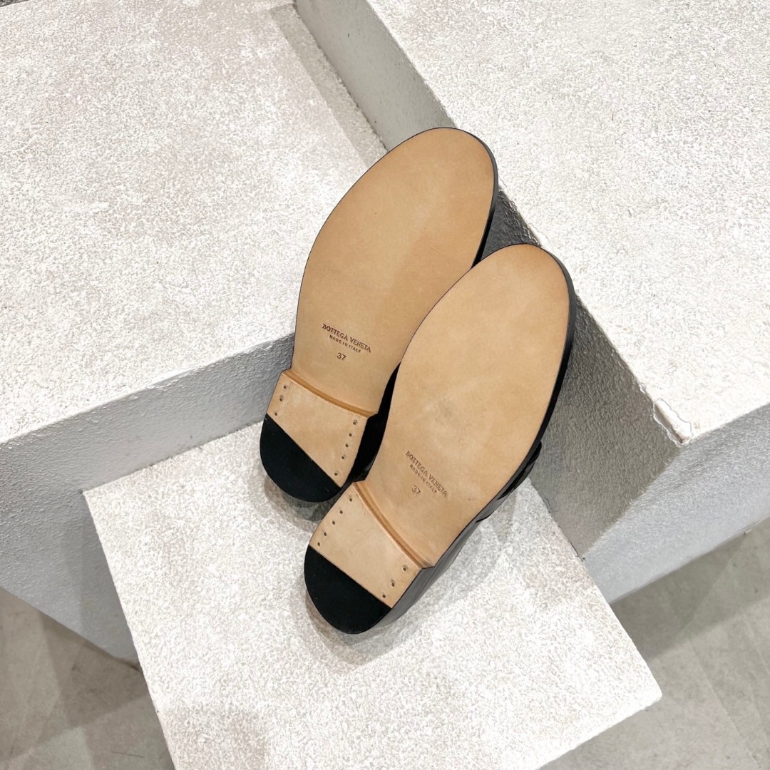 Bottega Veneta Astaire loafers Black calfskin leather with a silver-tone metallic knot detail.