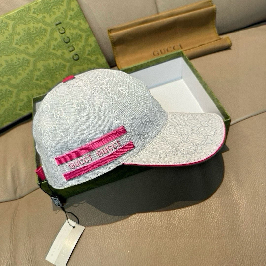 Gucci GG canvas baseball hat with a pink Web stripe detail
