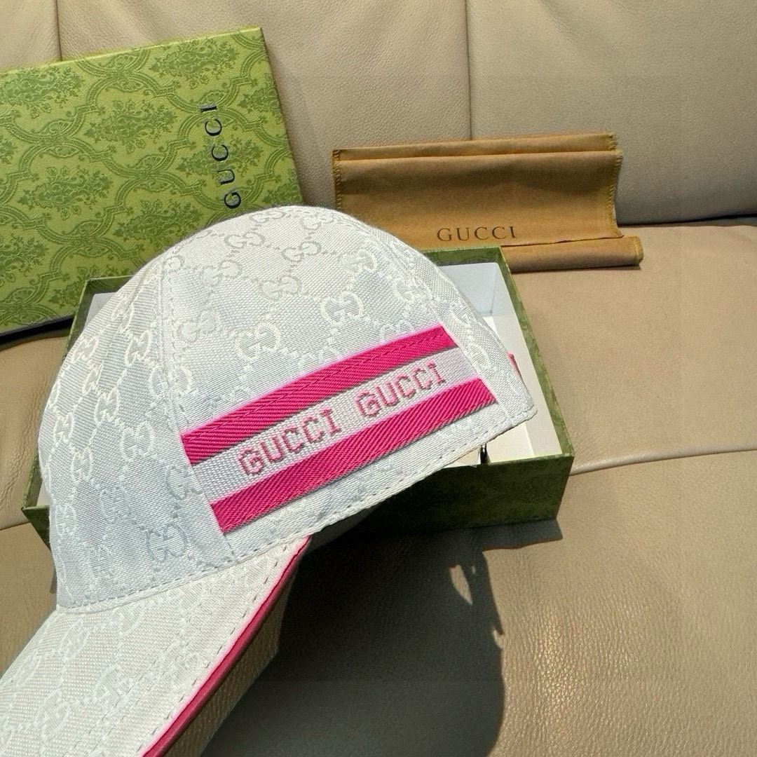 Gucci GG canvas baseball hat in the pink color with a white/beige monogram pattern