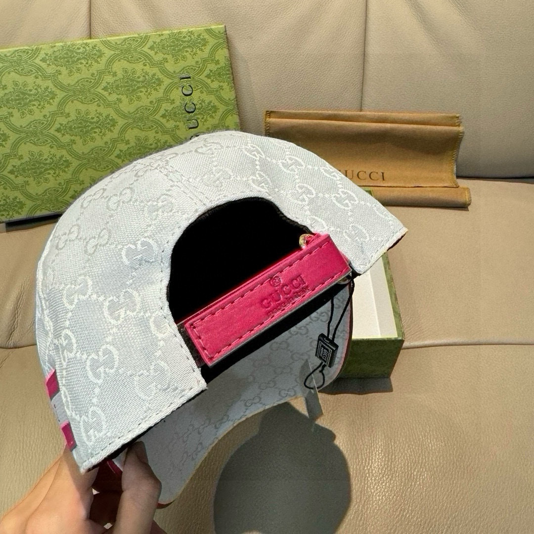 Gucci GG canvas baseball hat in the pink color with a white/beige monogram pattern
