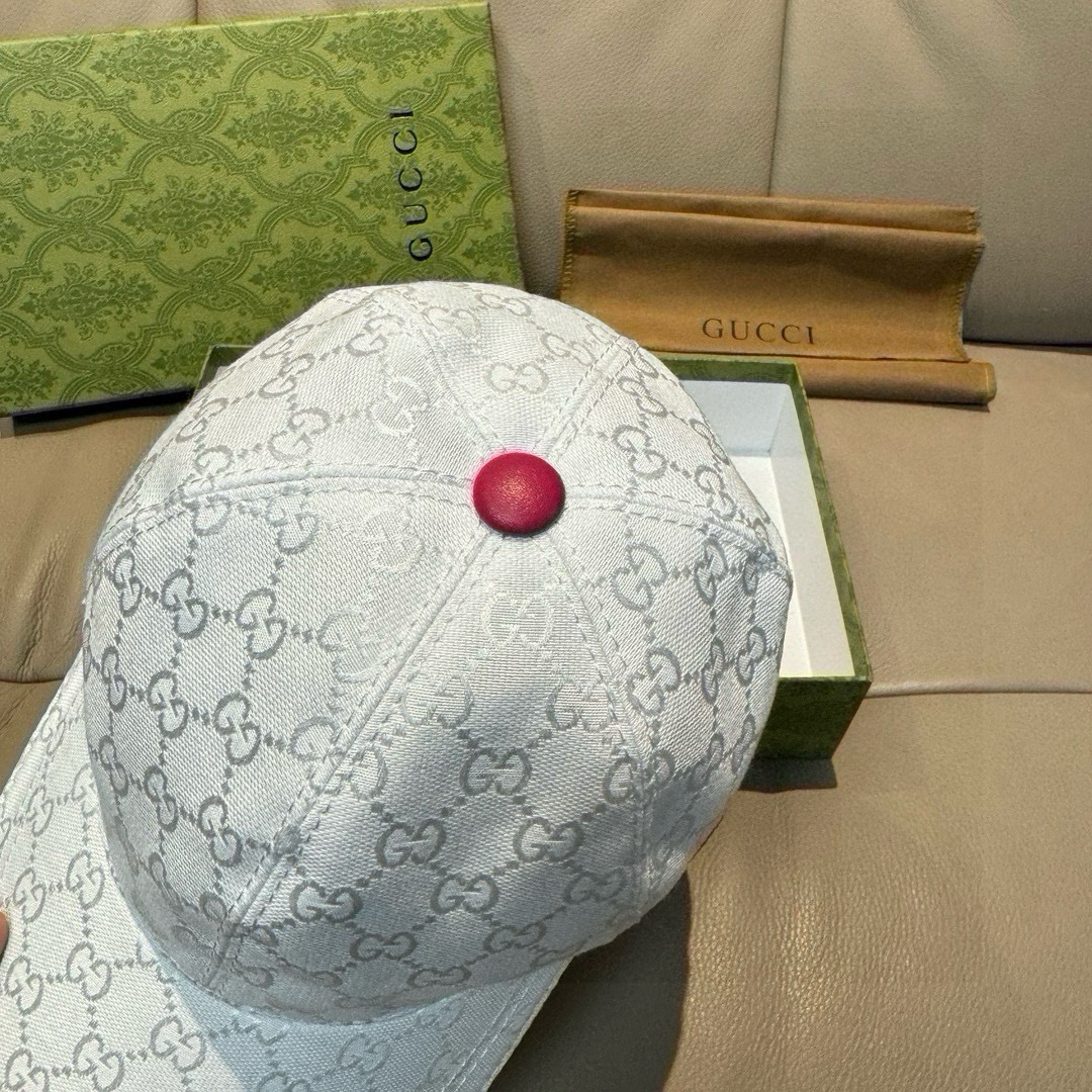 Gucci GG canvas baseball hat in the pink color with a white/beige monogram pattern