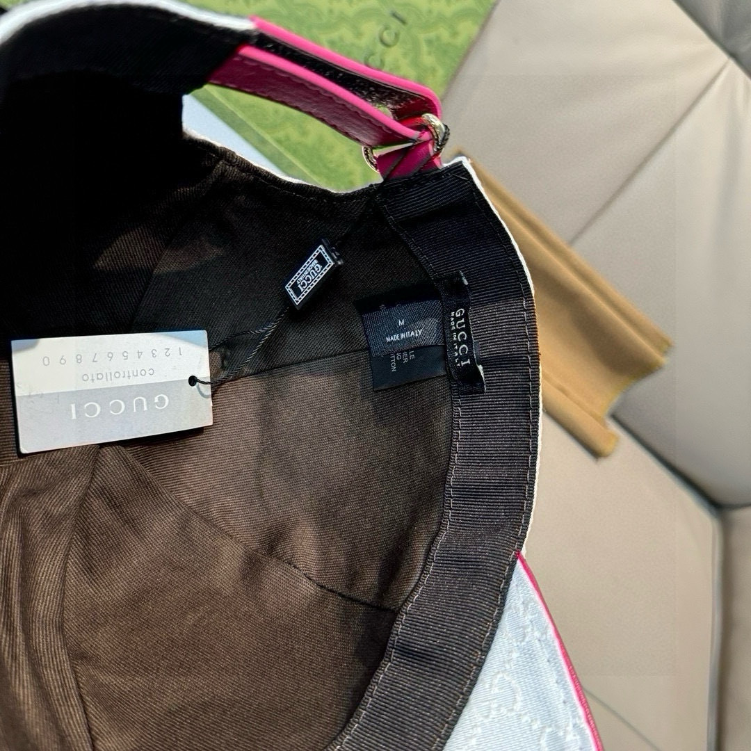 Gucci GG canvas baseball hat in the pink color with a white/beige monogram pattern