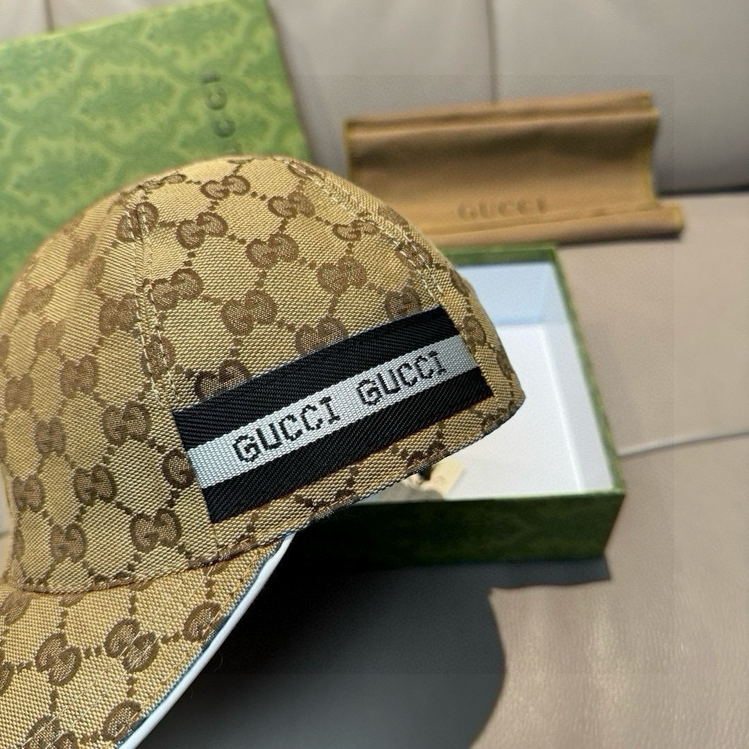 Gucci Original GG canvas baseball hat in beige and ebony with a black and white logo patch