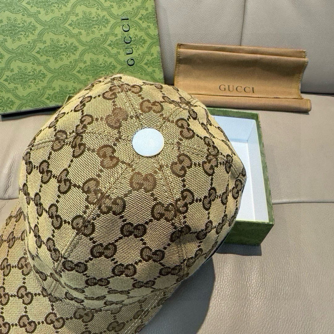 Gucci Original GG canvas baseball hat in beige and ebony with a black and white logo patch