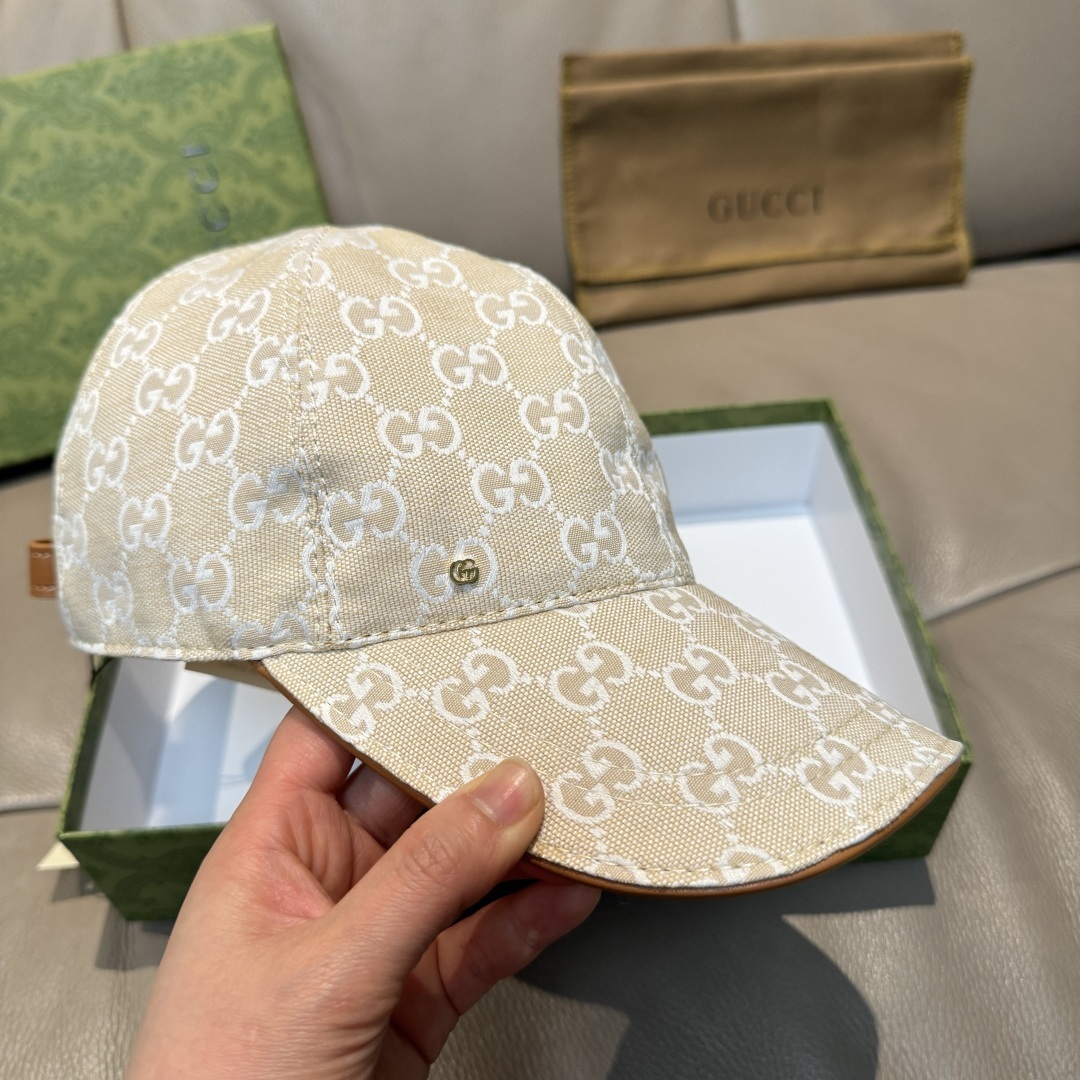 Gucci beige and white GG canvas baseball cap