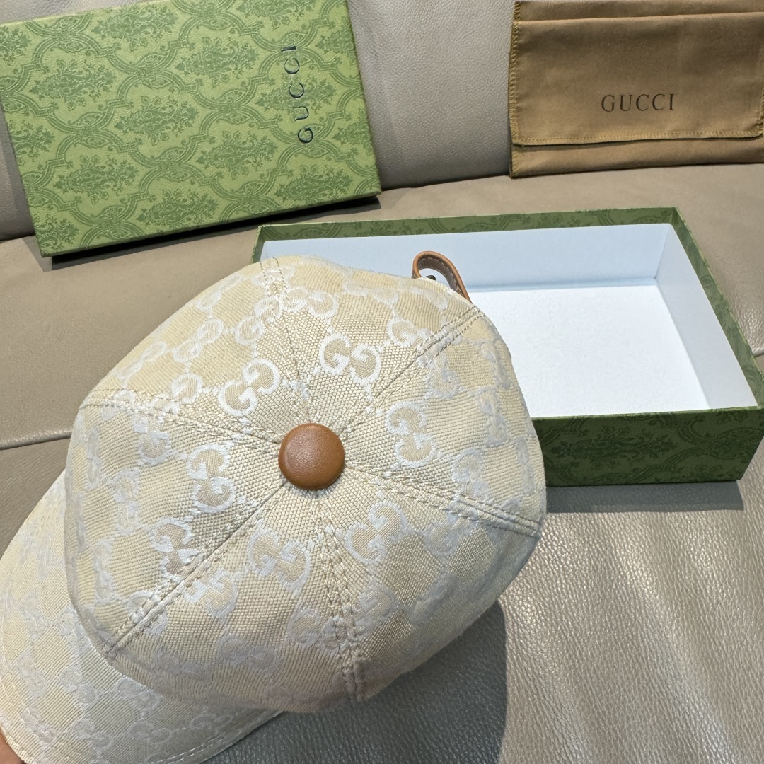 Gucci beige and white GG canvas baseball cap