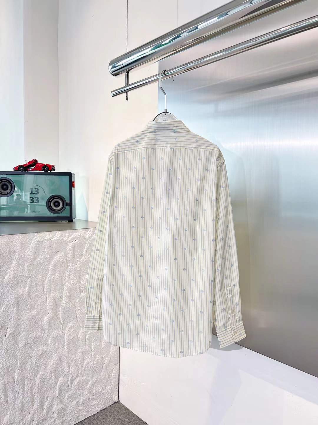 Gucci cotton striped shirt with a micro logo pattern in off-white and blue.