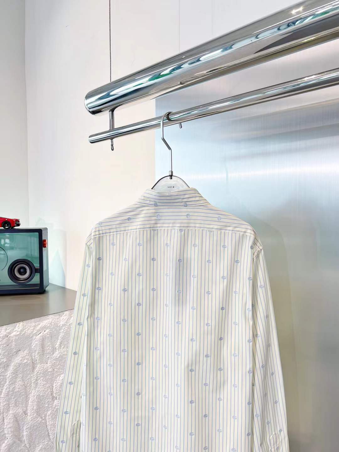 Gucci cotton striped shirt with a micro logo pattern in off-white and blue.