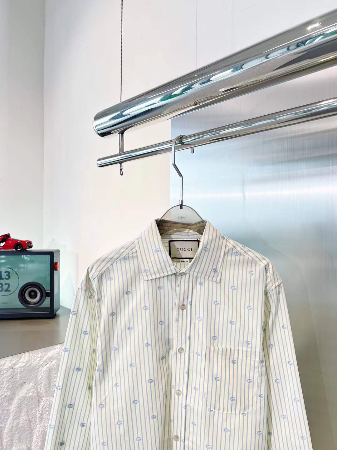 Gucci cotton striped shirt with a micro logo pattern in off-white and blue.