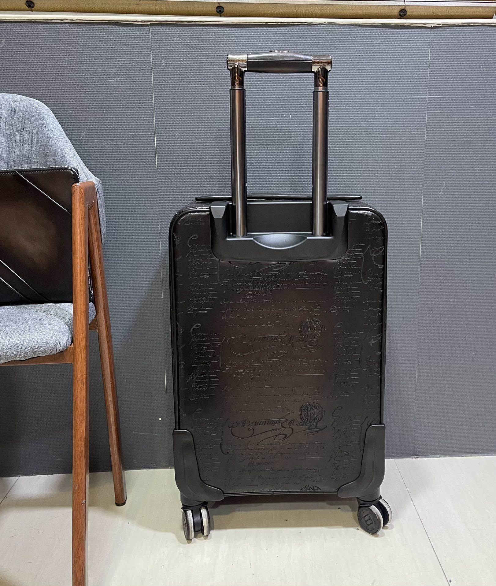 Berluti Formula 1005 Scritto rolling suitcase in black Venezia leather