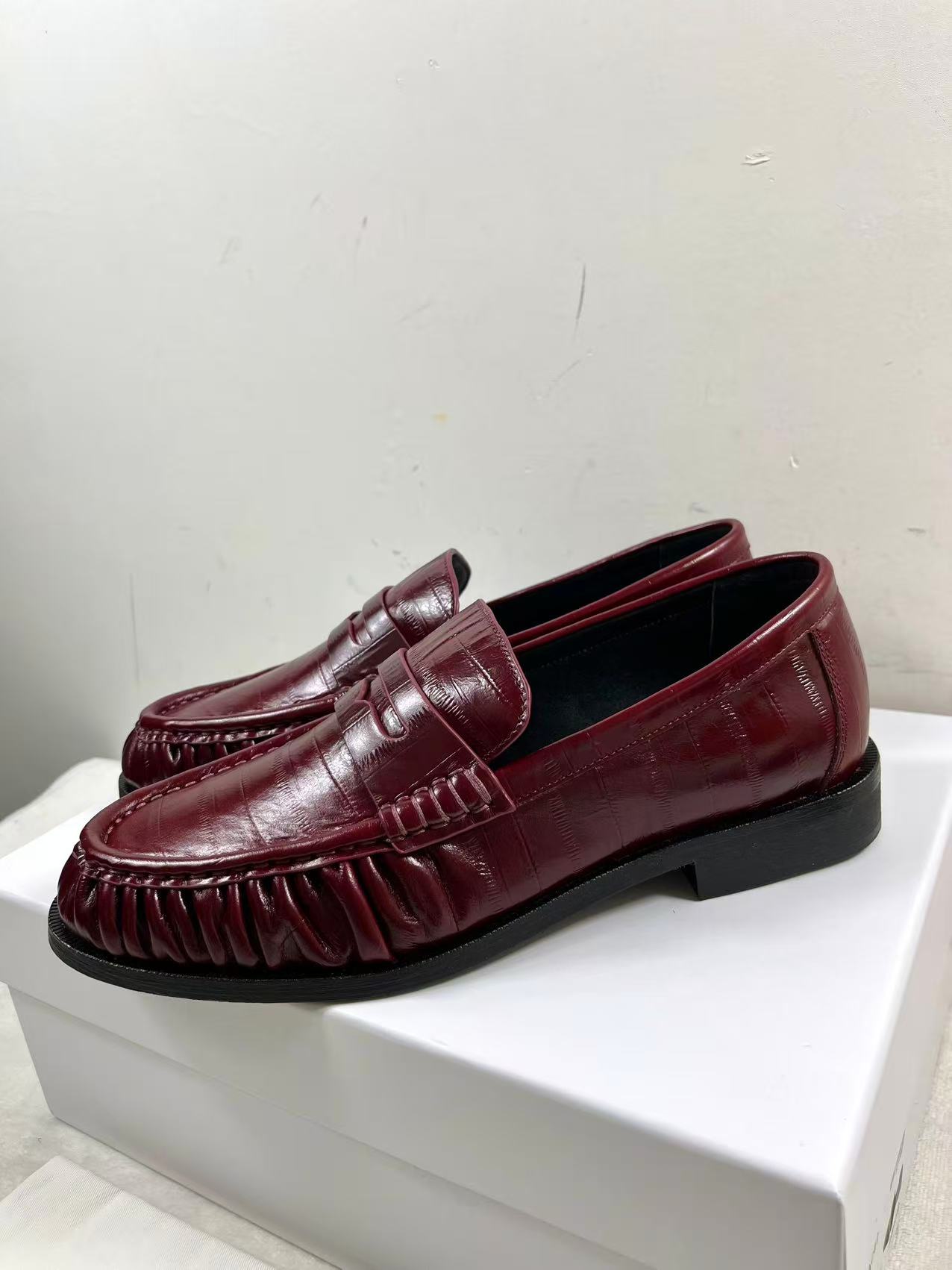 Saint Laurent Campo croc-effect leather loafers in a burgundy color size EU42 mens