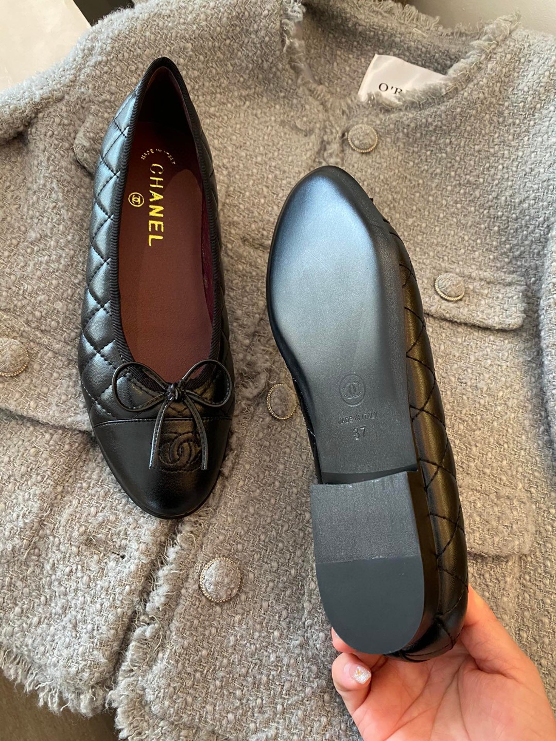 Chanel black aged calfskin quilted CC cap toe ballerina flats.