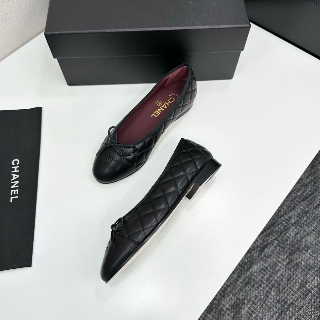 Chanel black aged calfskin quilted CC cap toe ballerina flats.