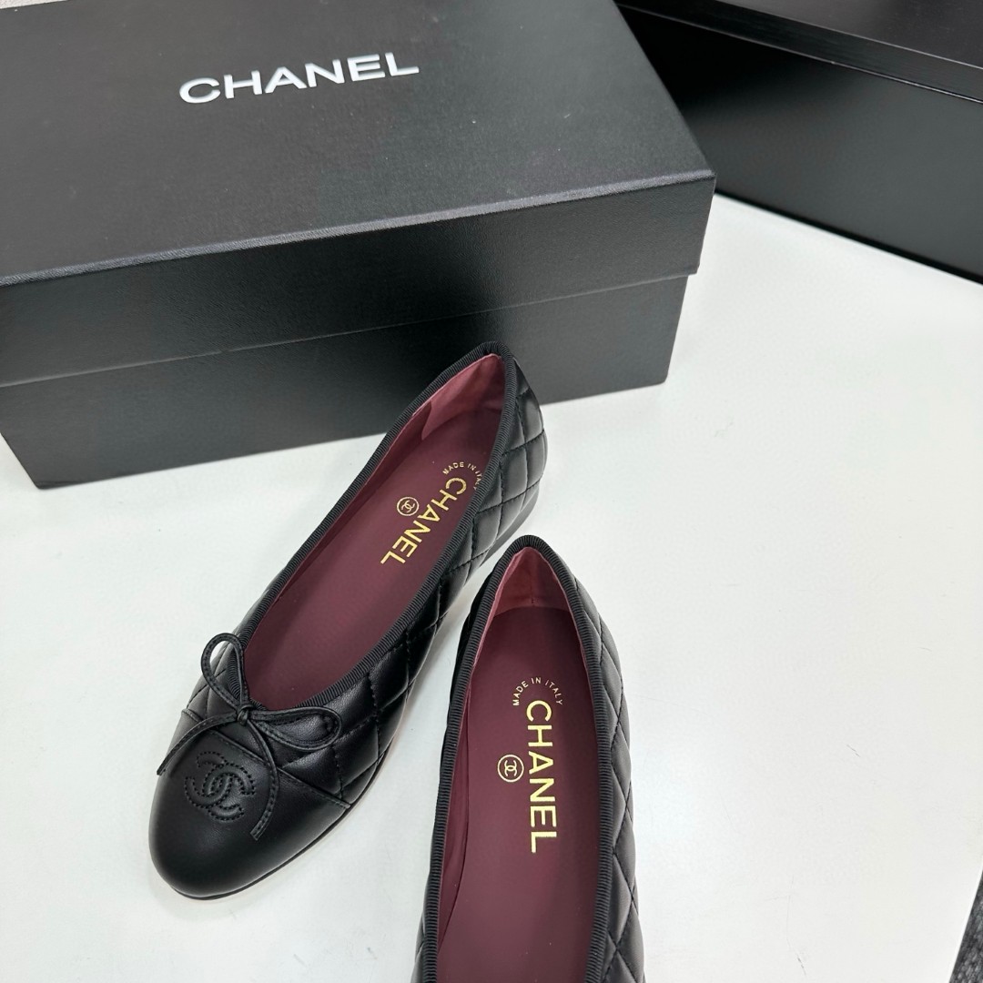 Chanel black aged calfskin quilted CC cap toe ballerina flats.