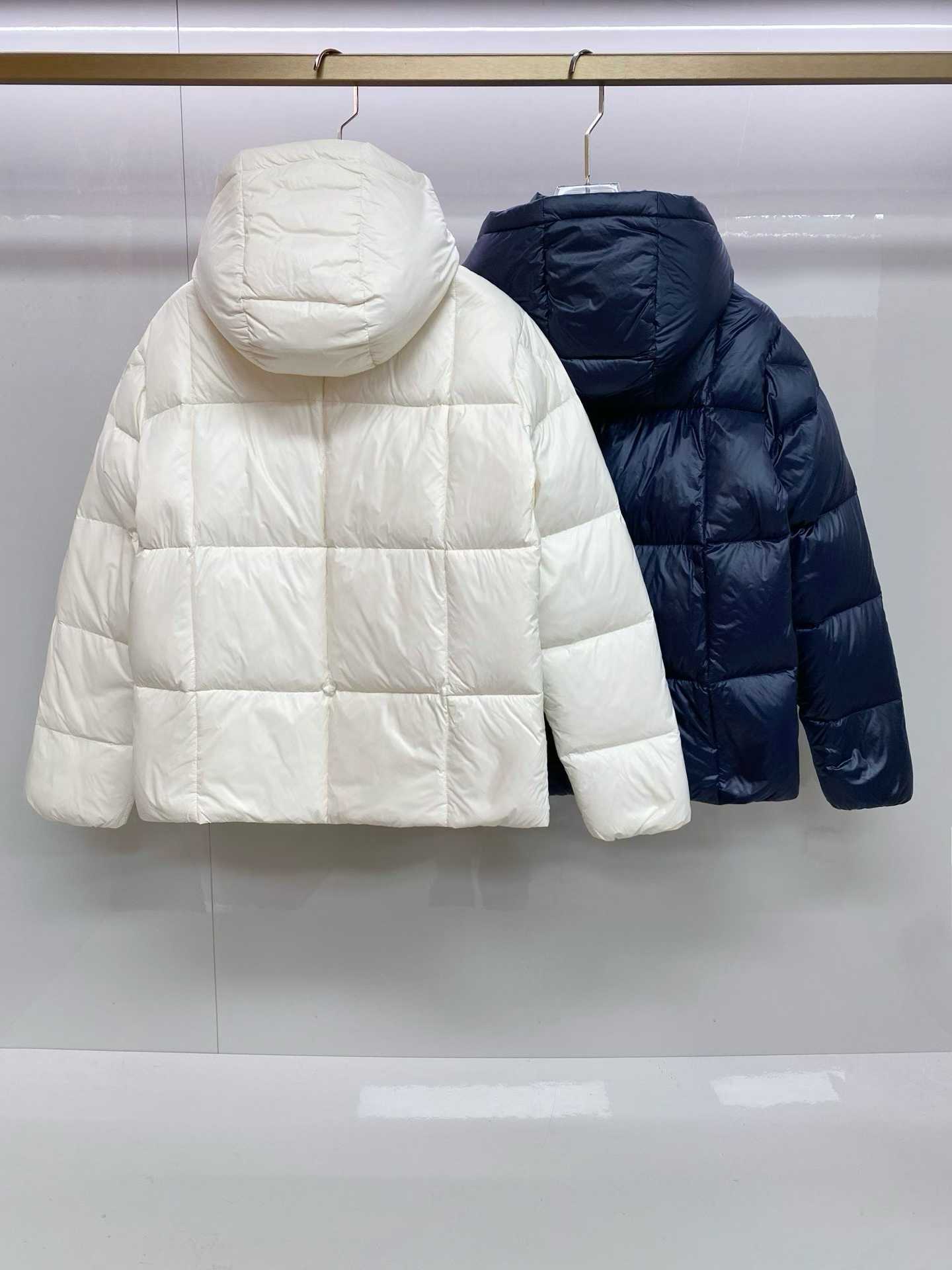 Moncler Serfanto hooded short down jacket in white and blue
