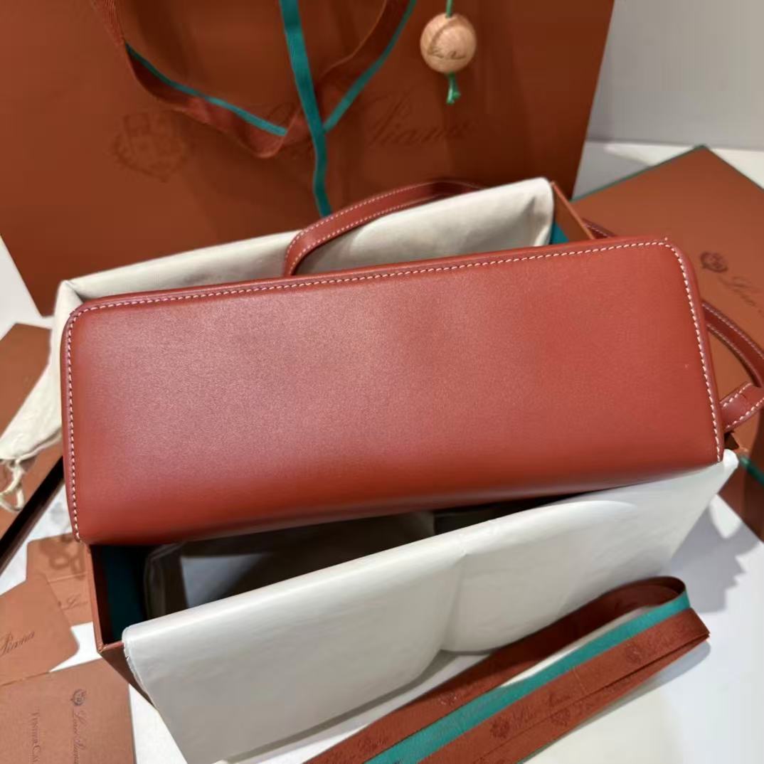 Loro Piana Extra Bag L27 in saddle leather.