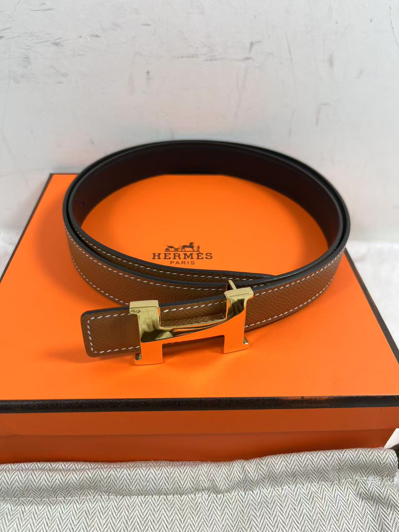 Hermès Focus H buckle and reversible leather strap belt 2.4mm in black and tawny brown leather with a rose gold-plated