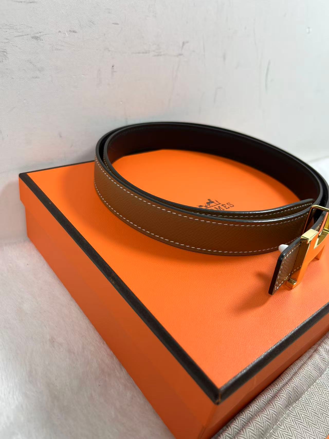 Hermès Focus H buckle and reversible leather strap belt 2.4mm in black and tawny brown leather with a rose gold-plated