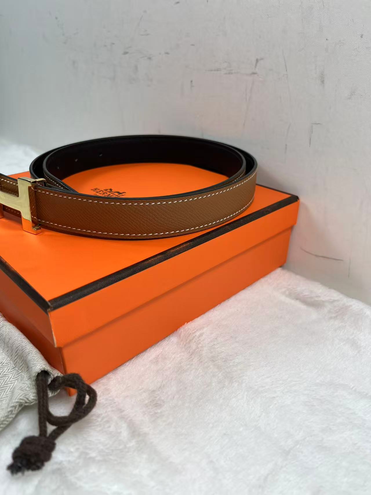 Hermès Focus H buckle and reversible leather strap belt 2.4mm in black and tawny brown leather with a rose gold-plated