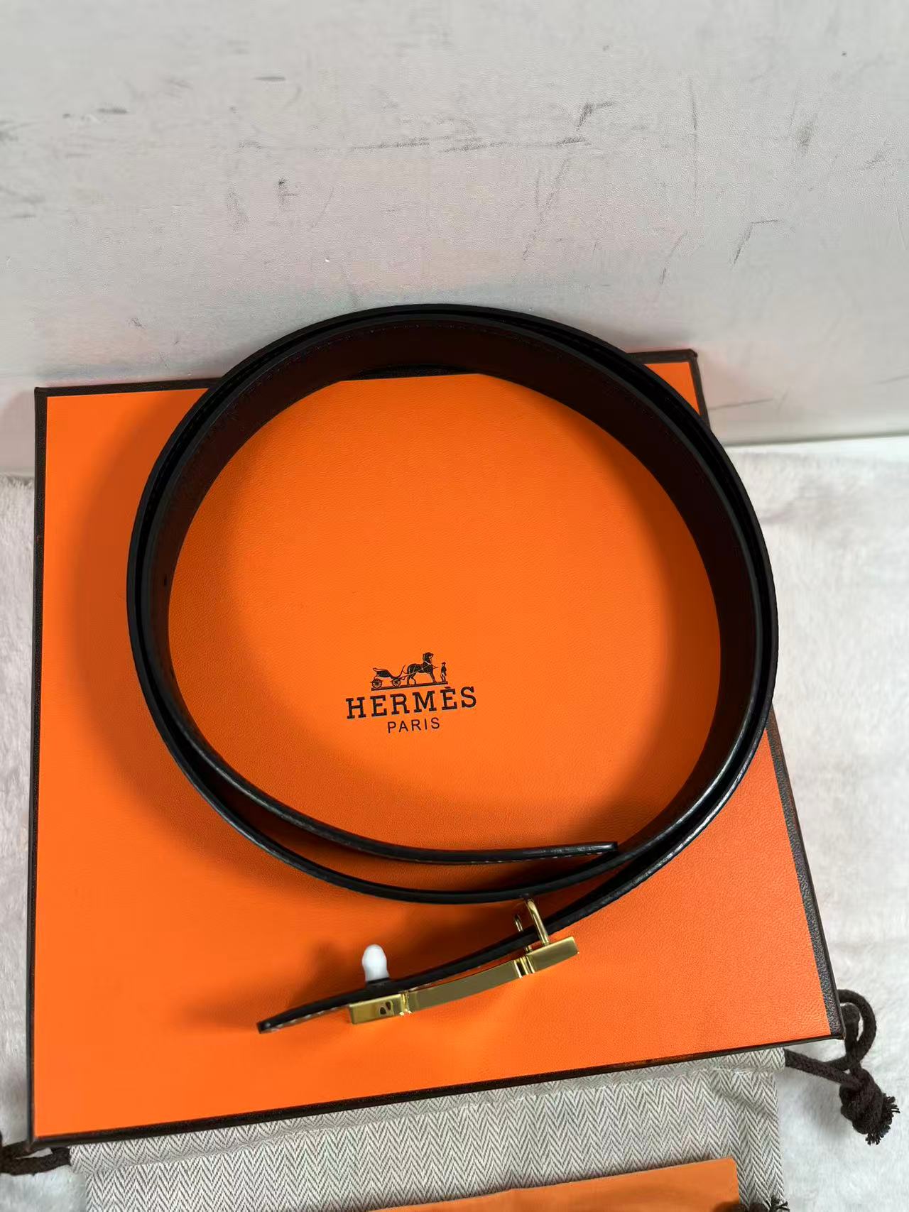 Hermès Focus H buckle and reversible leather strap belt 2.4mm in black and tawny brown leather with a rose gold-plated