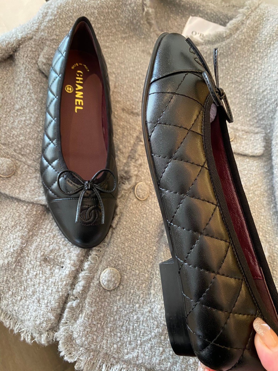 Chanel quilted aged calfskin ballet flats in black