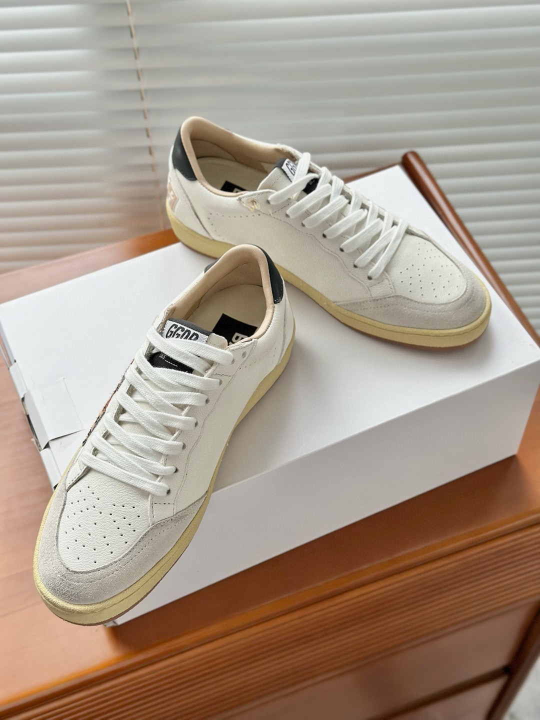 Golden Goose Ball Star sneakers in white nappa leather with a chicory-coffee glitter star and a black leather heel tab