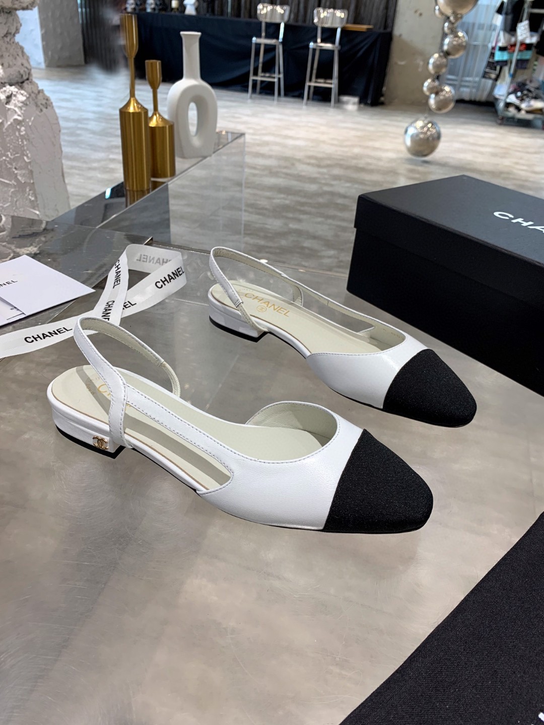 Chanel slingback shoes in white lambskin and black patent calfskin