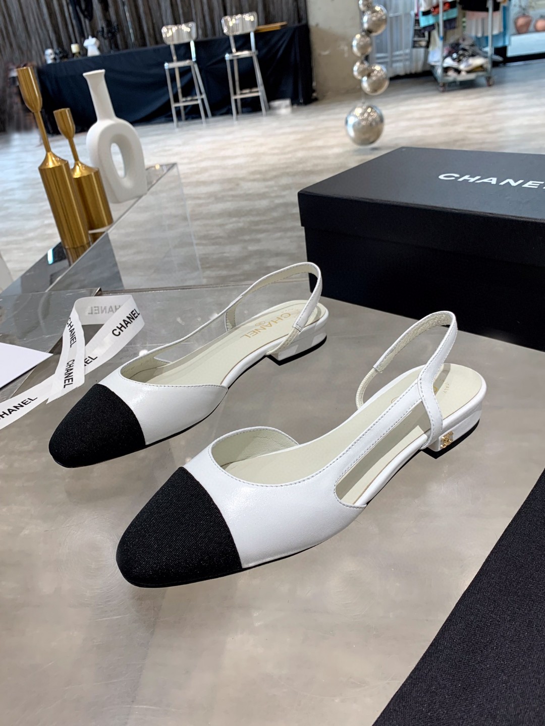 Chanel slingback shoes in white lambskin and black patent calfskin