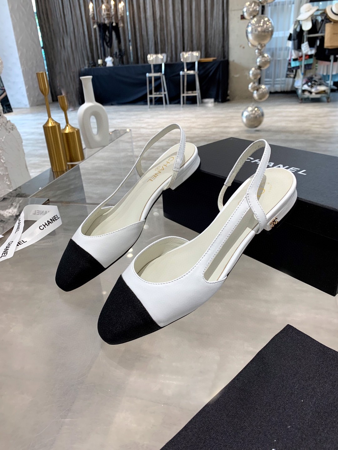 Chanel slingback shoes in white lambskin and black patent calfskin