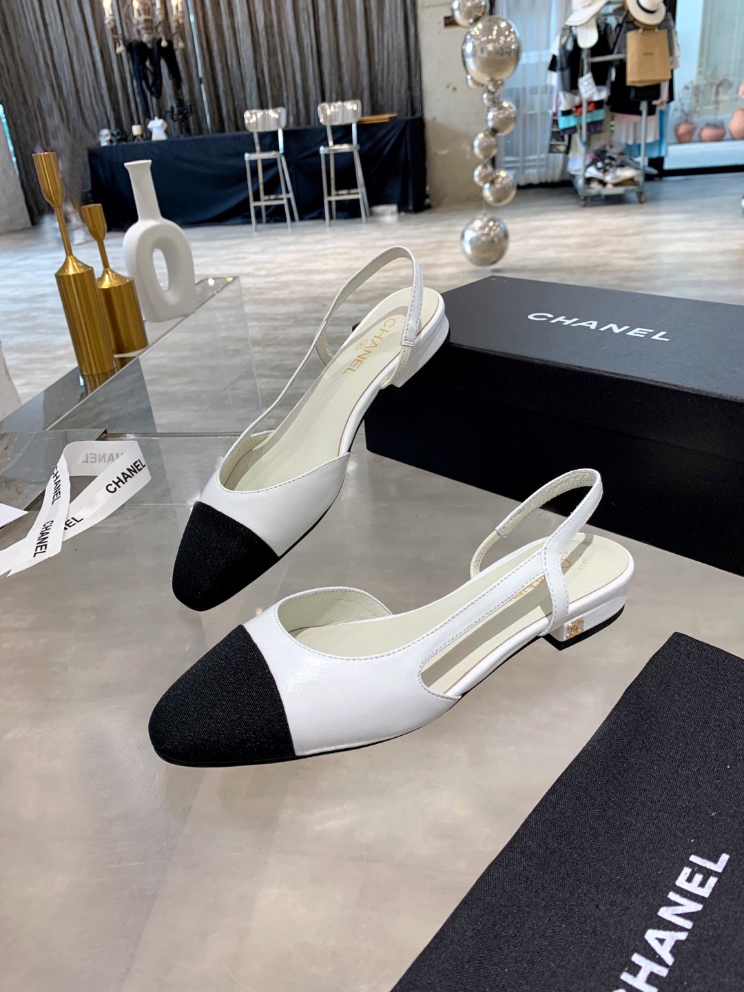 Chanel slingback shoes in white lambskin and black patent calfskin