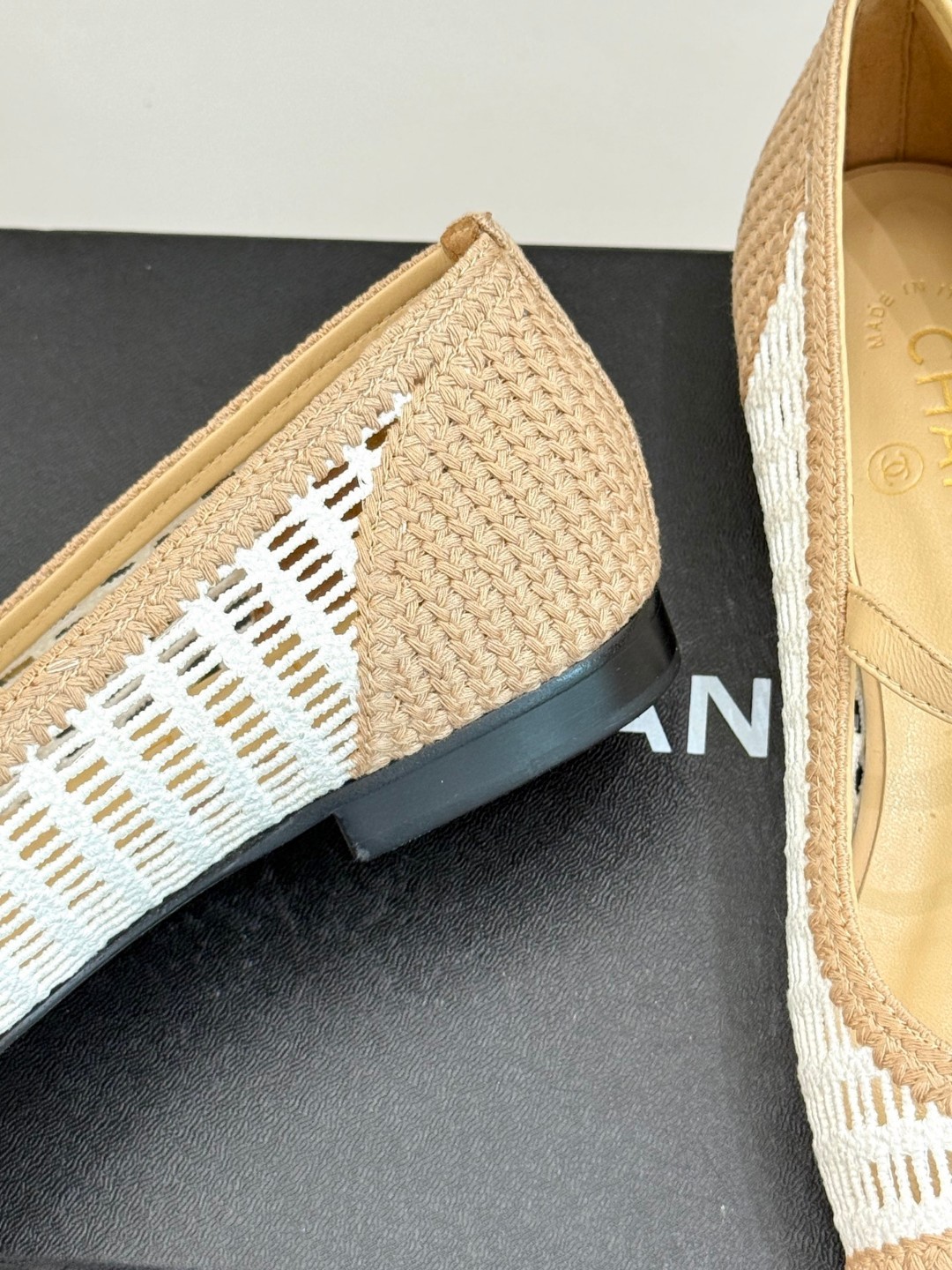 Chanel raffia crochet woven two-tone cap toe ballerina ballet flats in beige and white.