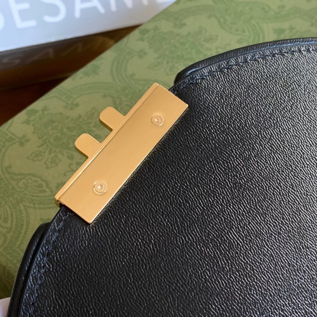 Gucci Padlock Saddle Shoulder Bag features GG Supreme canvas with black leather trim and a gold-toned padlock closure