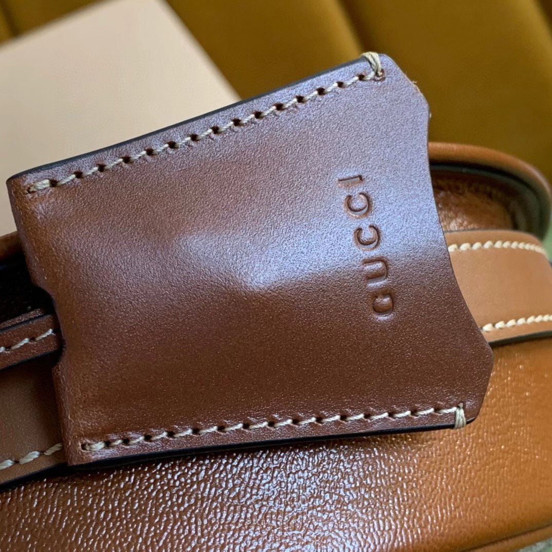 Gucci Padlock Saddle Shoulder Bag features GG Supreme canvas with black leather trim and a gold-toned padlock closure