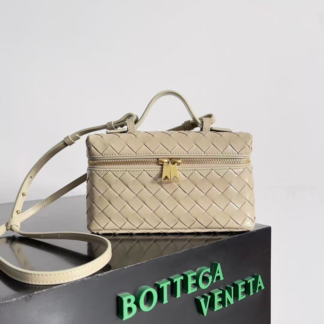 Bottega Veneta Bang Bang Intrecciato leather vanity bag.