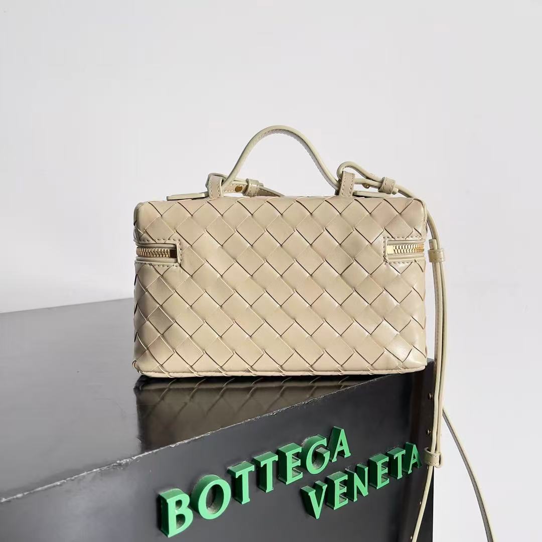 Bottega Veneta Bang Bang Intrecciato leather vanity bag.