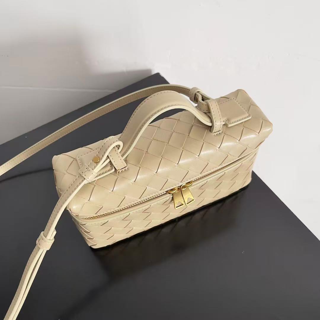Bottega Veneta Bang Bang Intrecciato leather vanity bag.