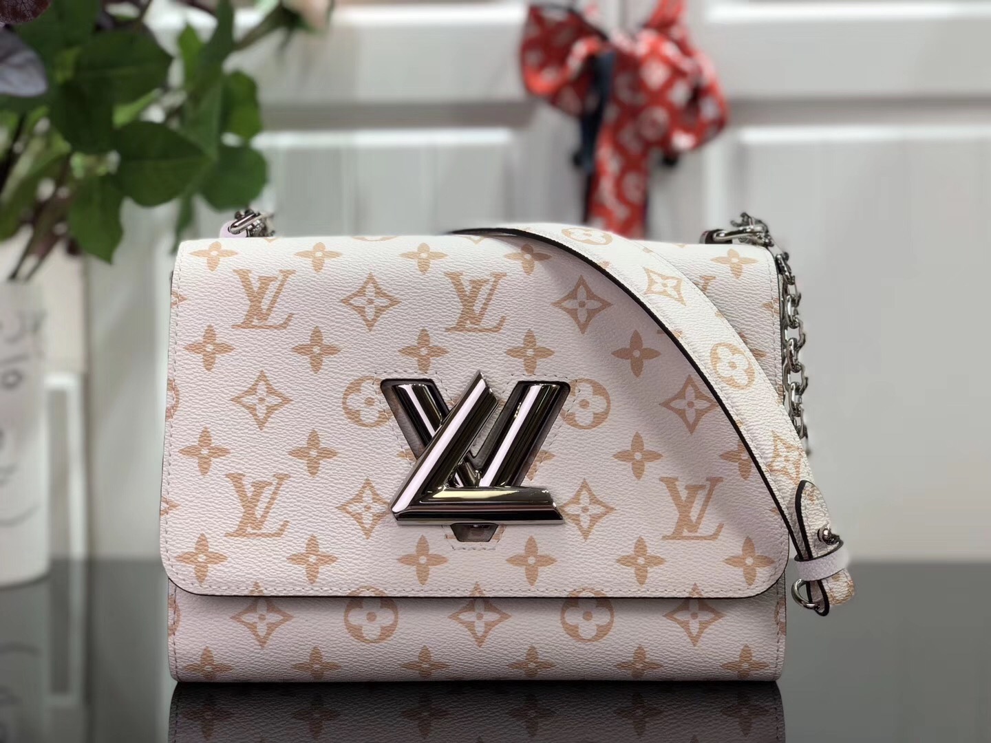 LV Twist bag in a Quartz White/Pink gradient