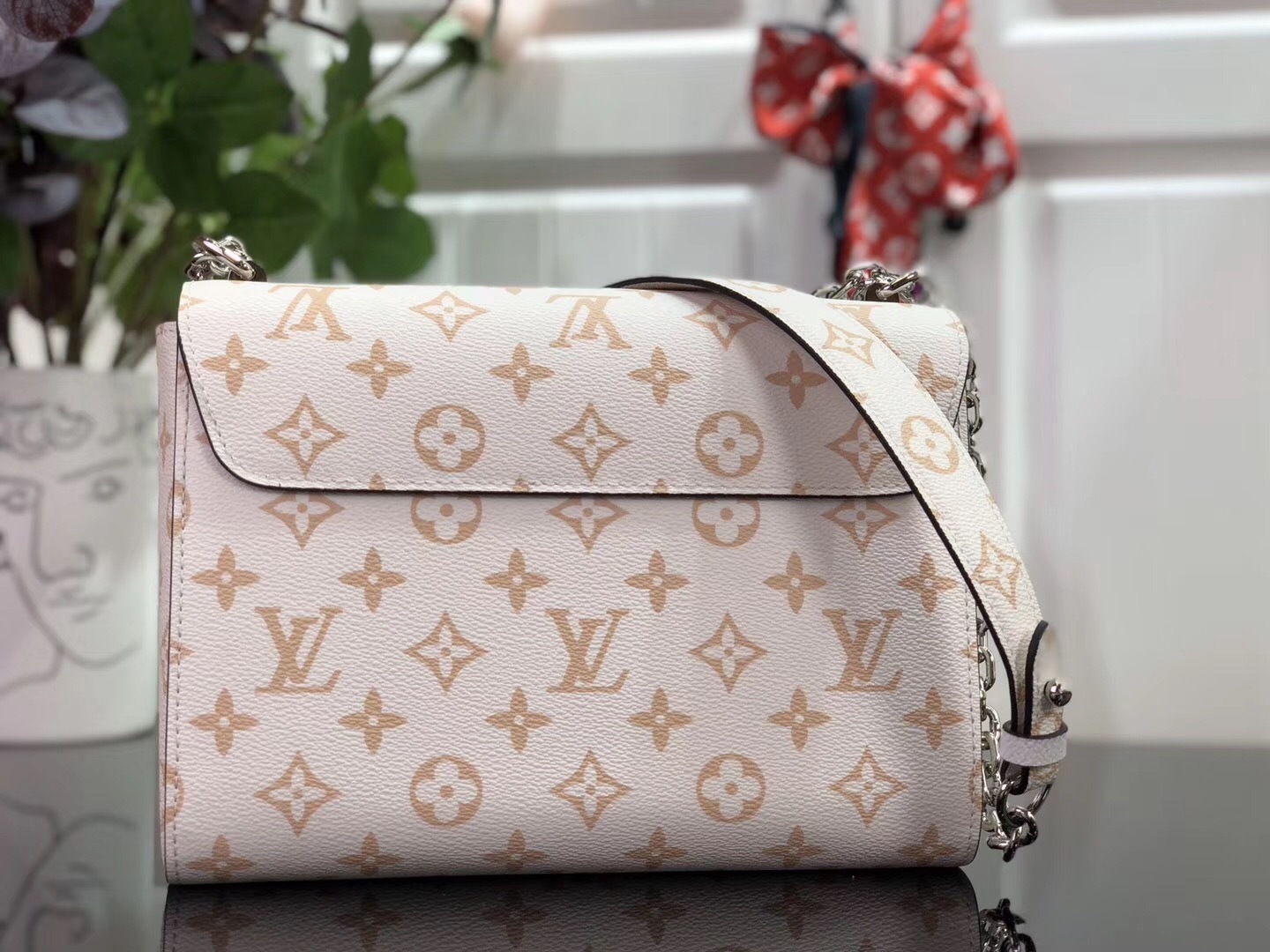 LV Twist bag in a Quartz White/Pink gradient