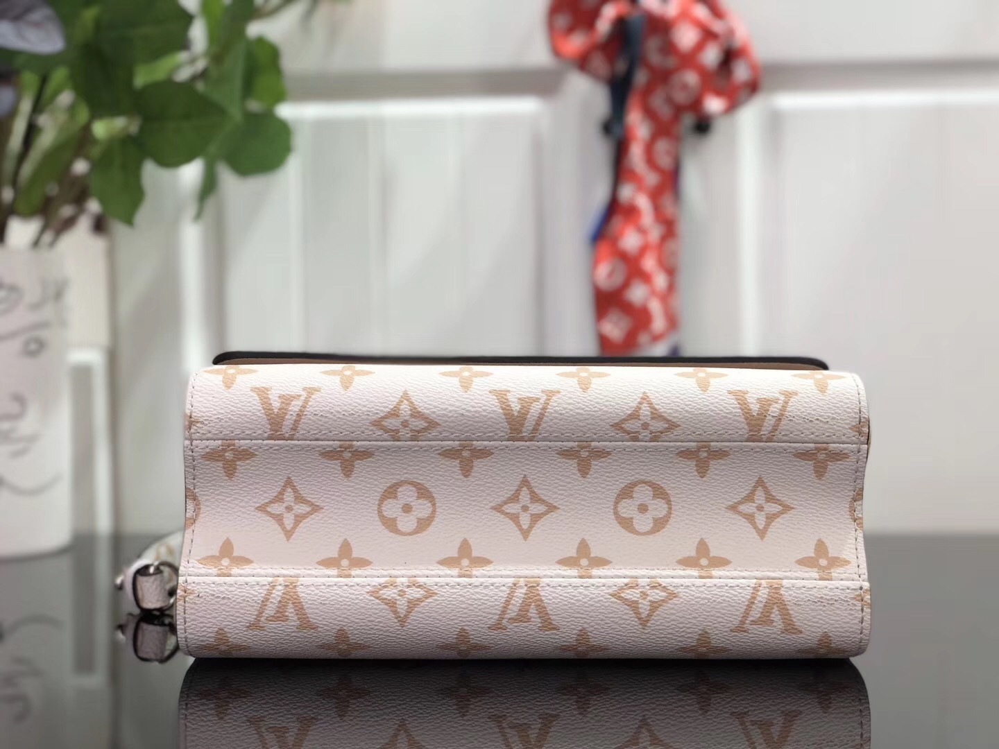 LV Twist bag in a Quartz White/Pink gradient